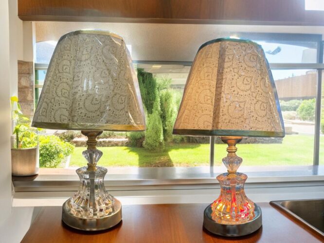 HB-49 - DECORATIVE TABLE LAMP WITH DUAL LIGHT (24PCS)